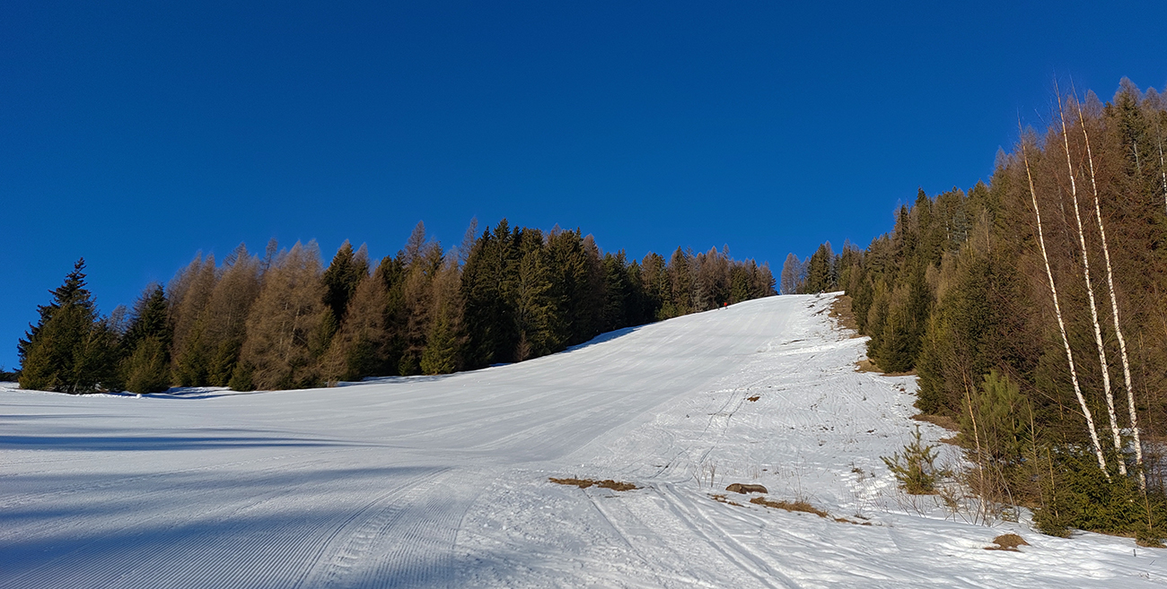 Zjazdovkou_hore_–_betónový,_firnový_menčester._
