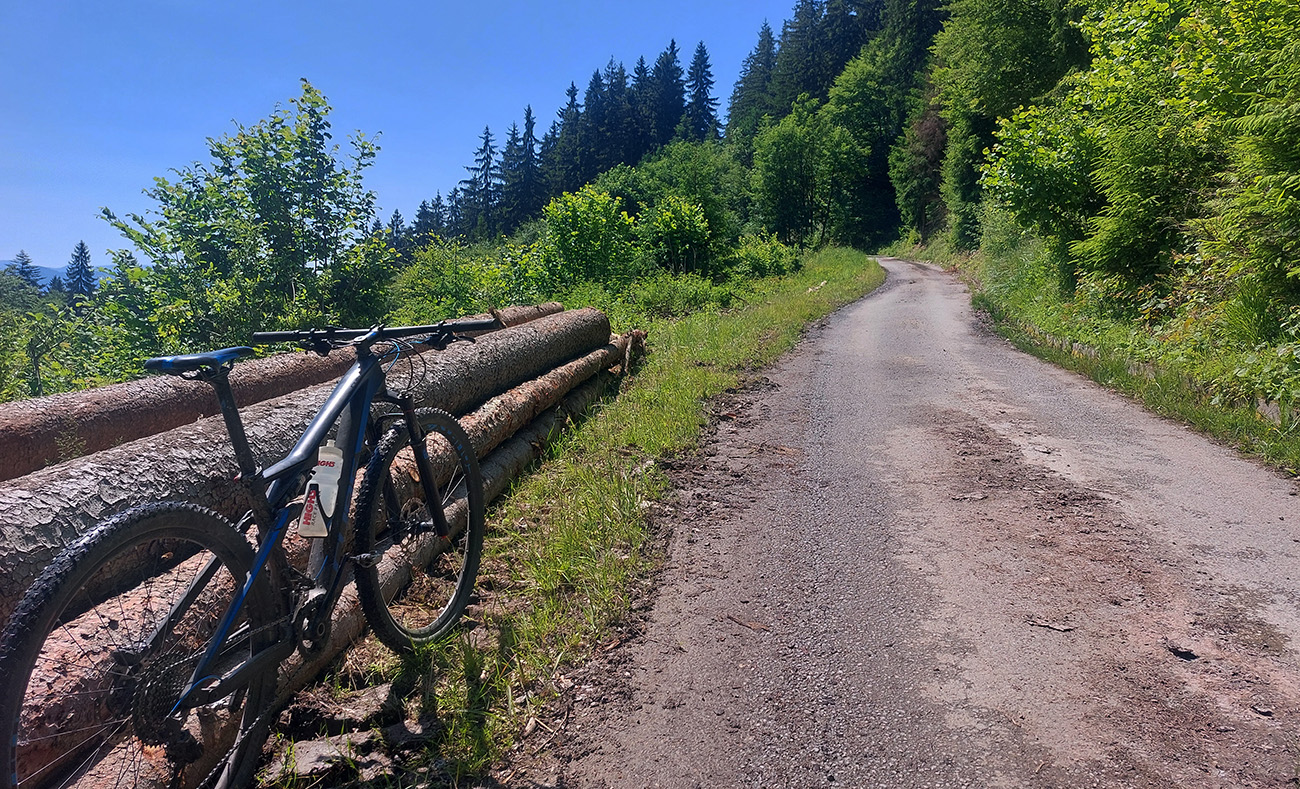 Za_mostíkom_cez_Snilovský_potok_už_starší_nový_asfalt.