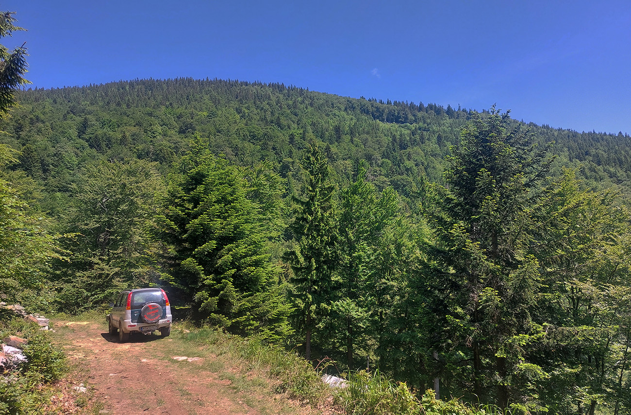 ...nazriem_do_dvoch_odbočiek,_s_výhľadom_na_jz_svahy_Chlebu.