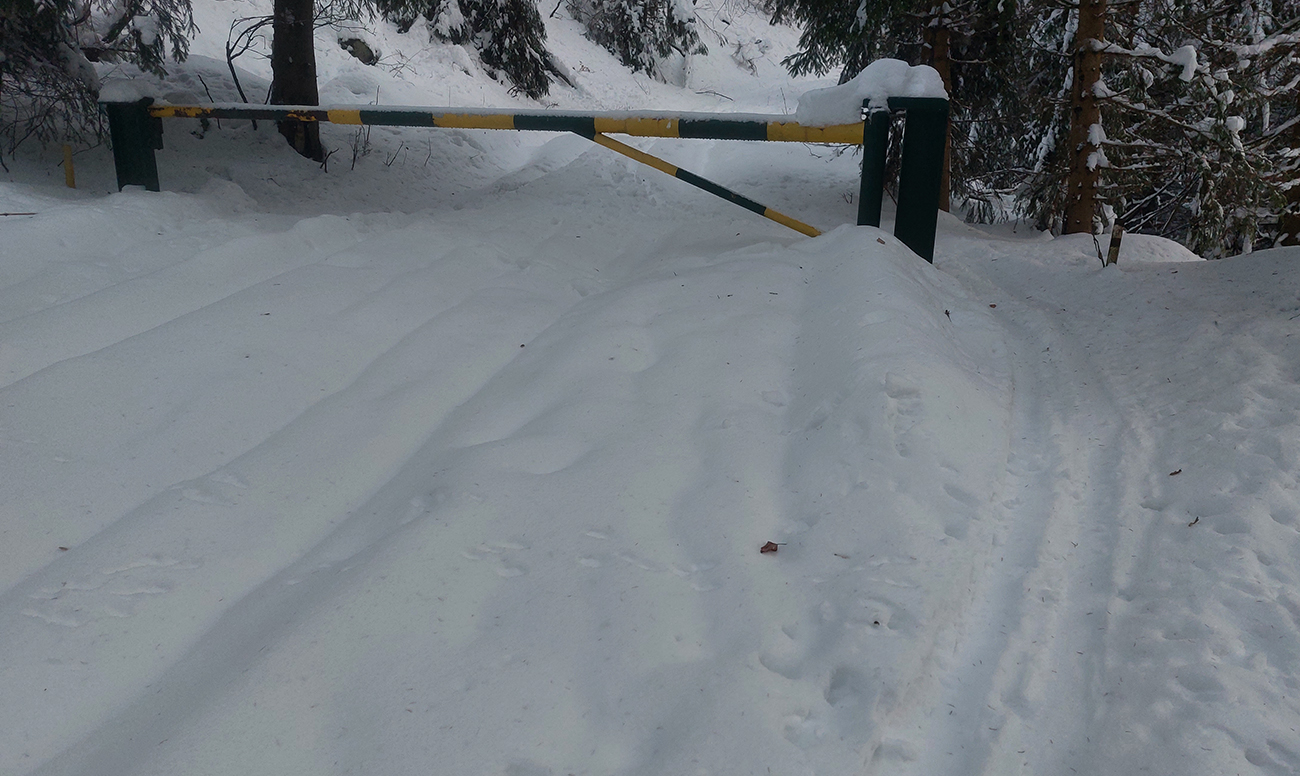 Snehu_na_zvážnici_smer_Priekopské_hole_dooooosť.