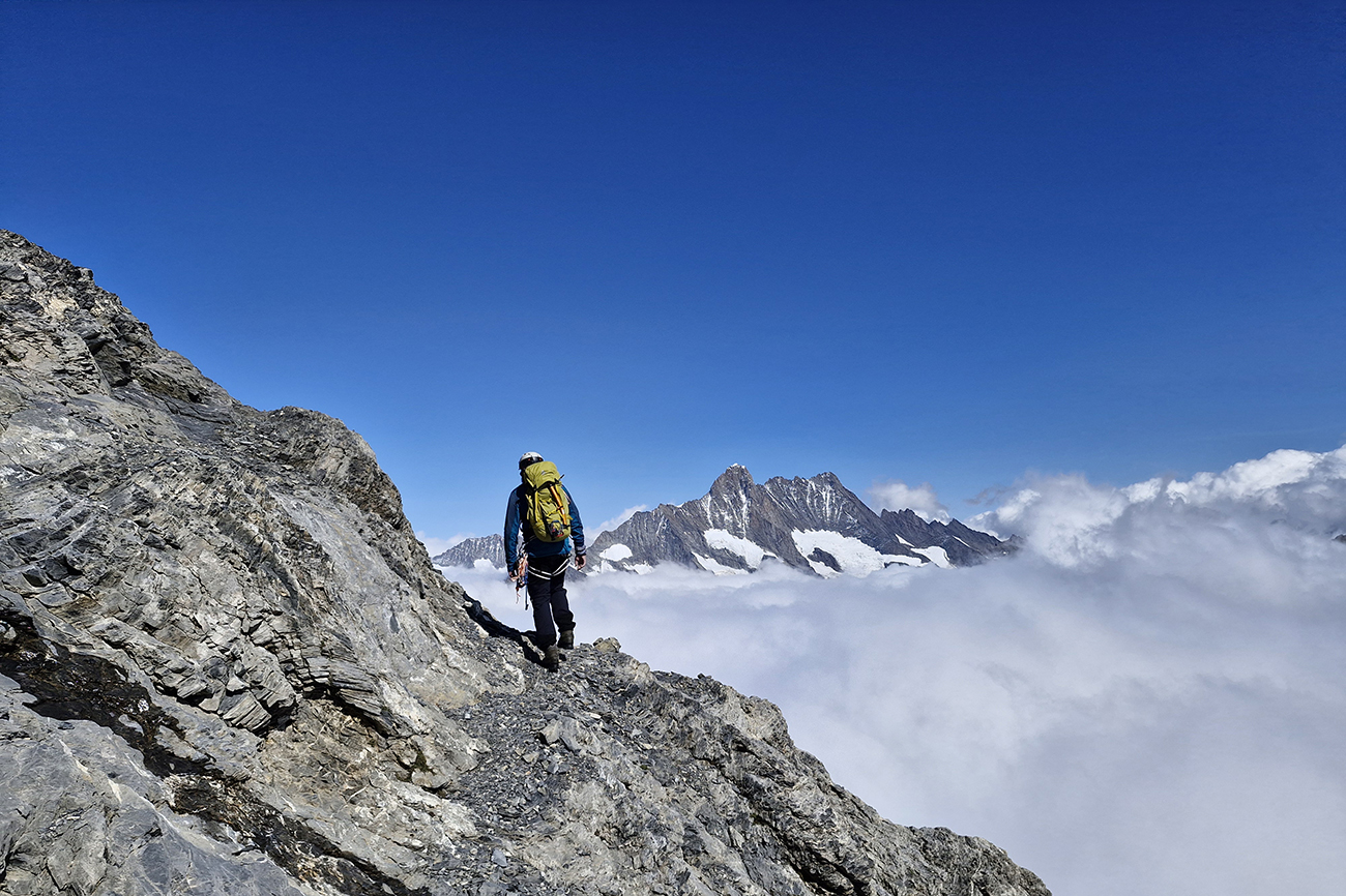 Na_rampe,_v_pozadí_Schreckhorn_a_Lauteraarhorn.